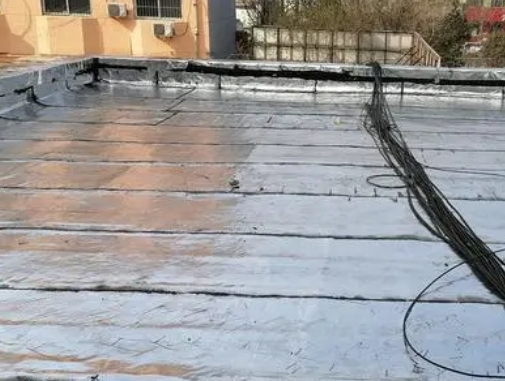 道真仡卫生间漏水维修公司分享下道真仡屋面楼顶防水刚性防水层施工要点。